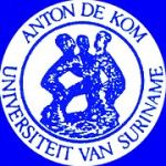 Logotipo de la Anton de Kom University of Suriname